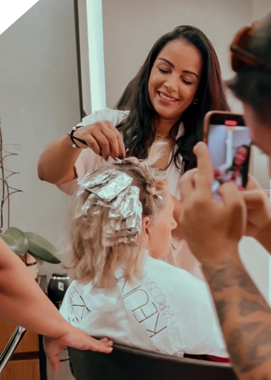 Gravação de conteúdo da Pede pro Marketing em um salão de beleza